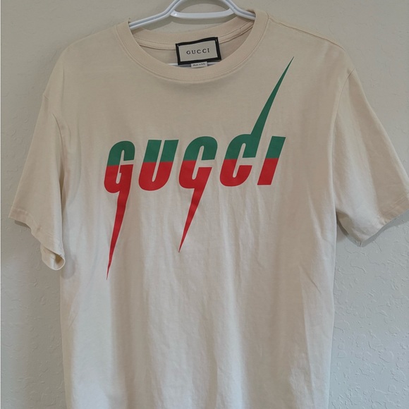 Gucci Men's Beige Tee with Vibrant Logo - Picture 1 of 4